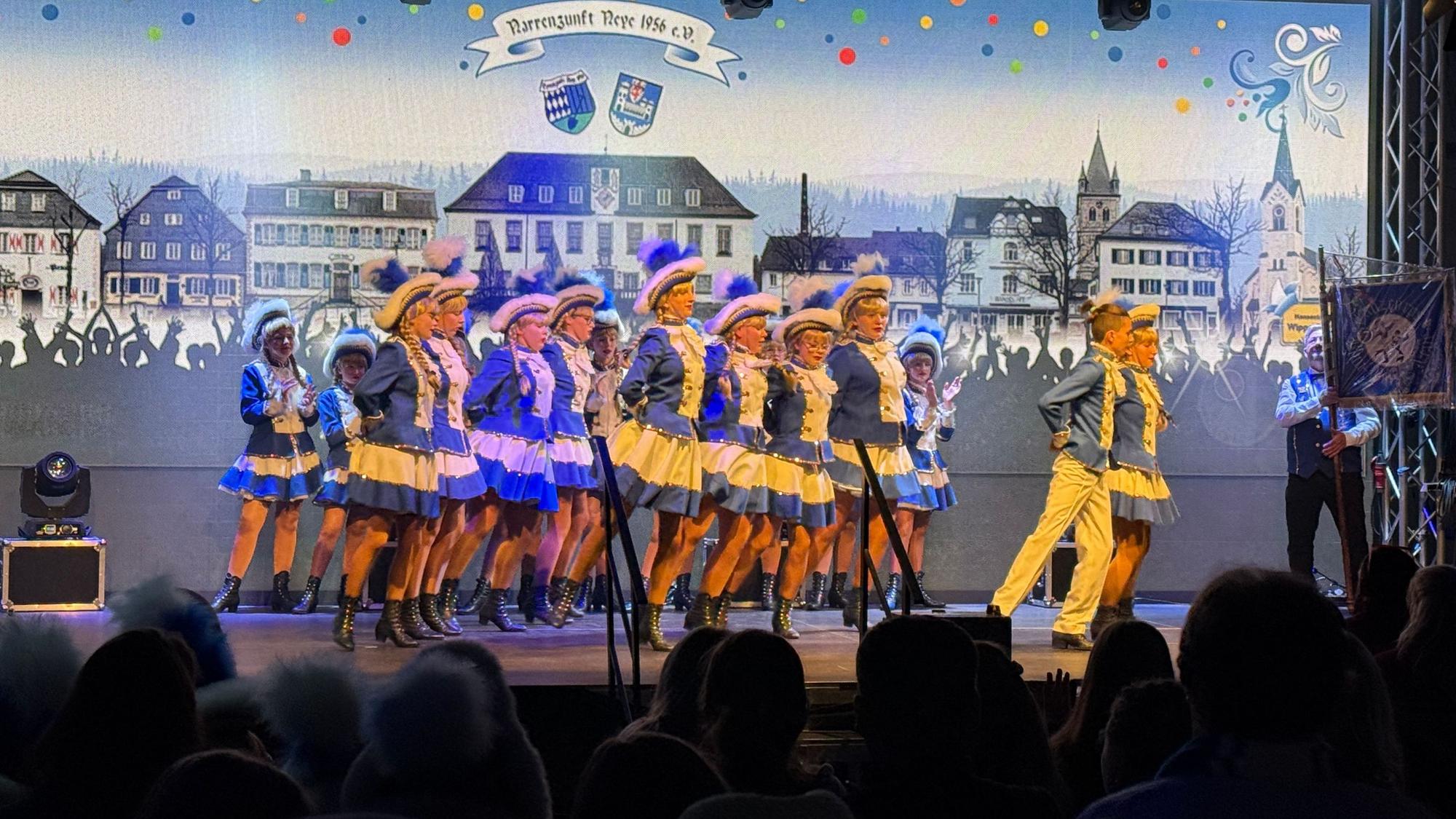 Das Tanzkorps Blau-Weiß-Neye bei einem Auftritt auf der Bühne.