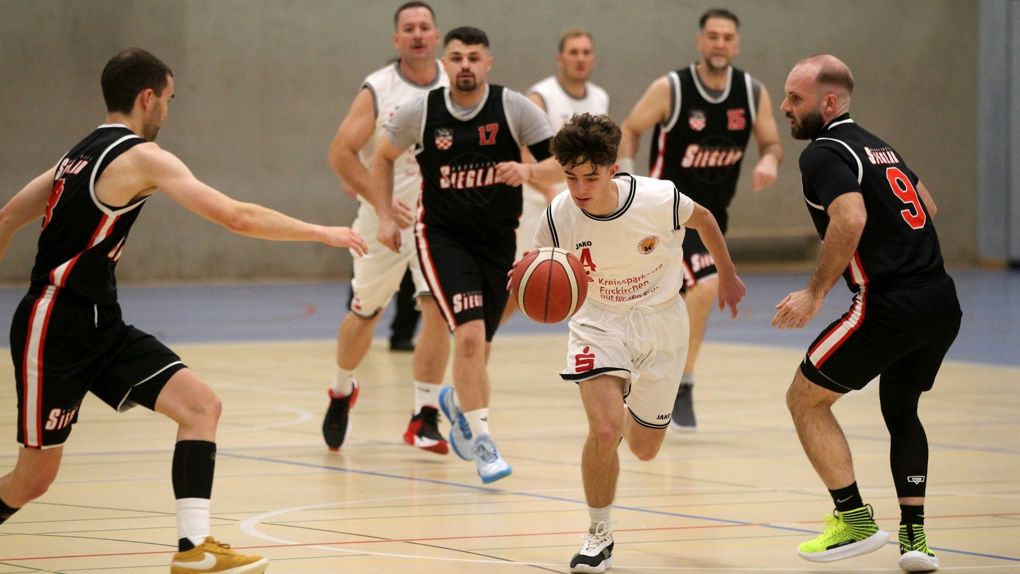 Ben Schmitz dribbelt sich durch die Abwehrreihe hindurch.