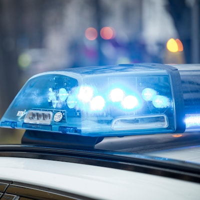 Blaulicht leuchtet auf einem Einsatzfahrzeug der Polizei am Unfallort.