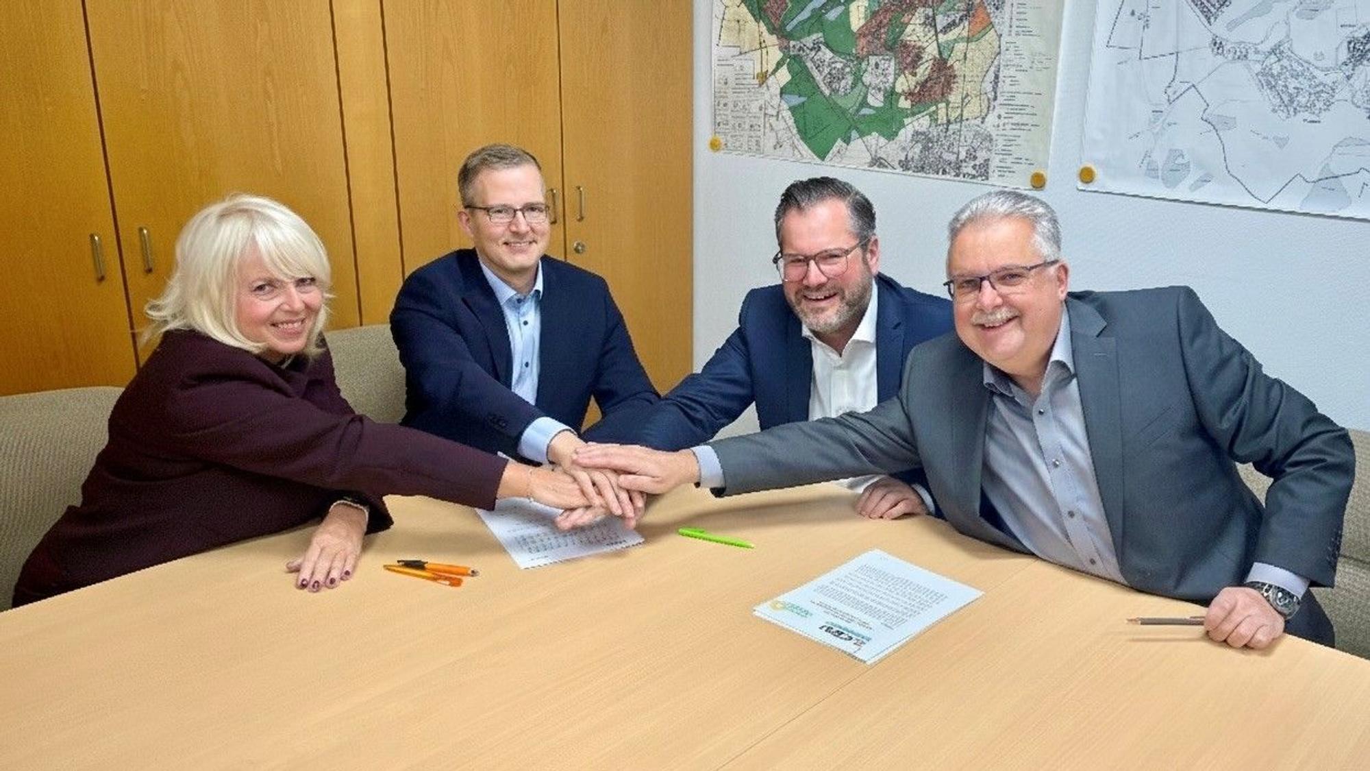 Das Foto zeigt die Partei- und Fraktionsvorsitzenden von CDU und Grünen in Hürth.