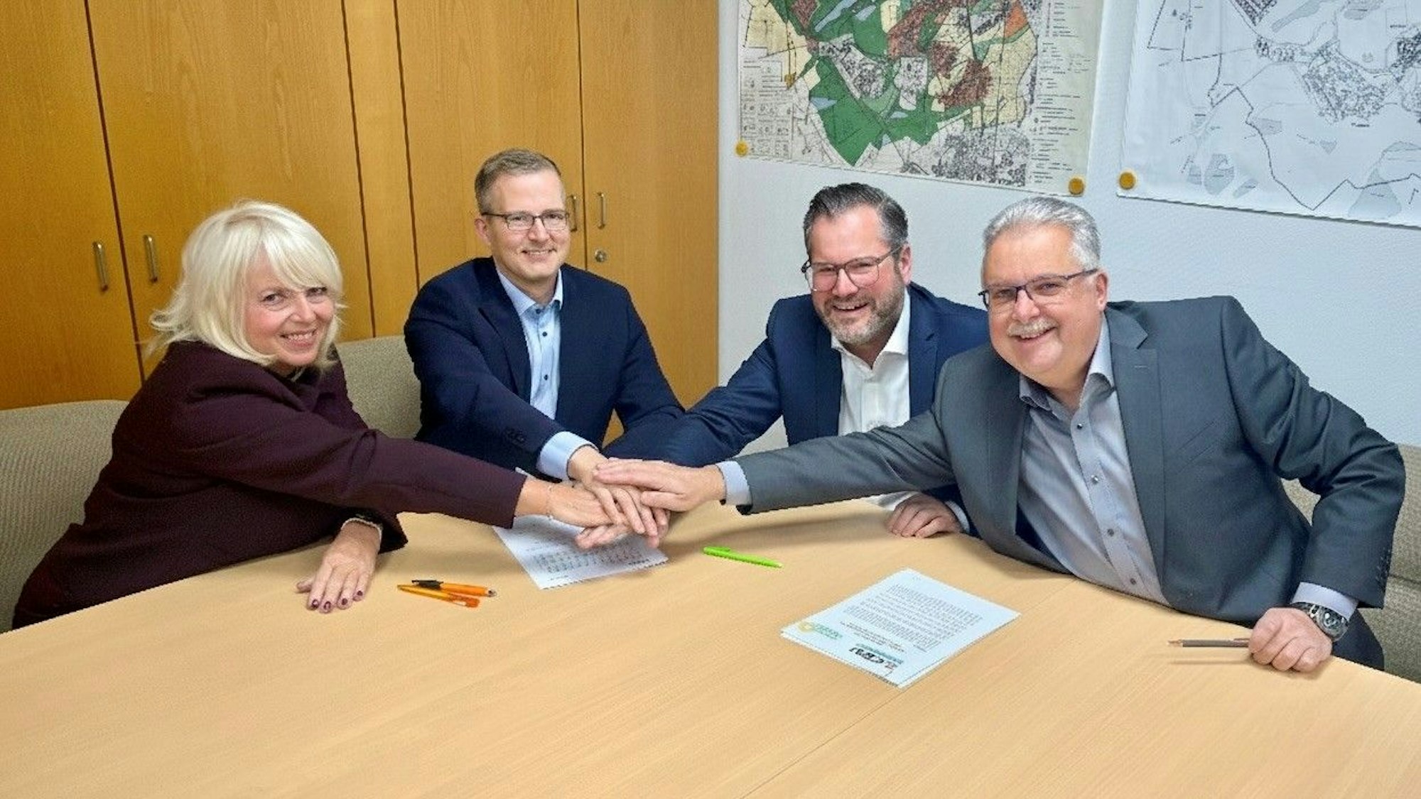Das Foto zeigt die Partei- und Fraktionsvorsitzenden von CDU und Grünen in Hürth.