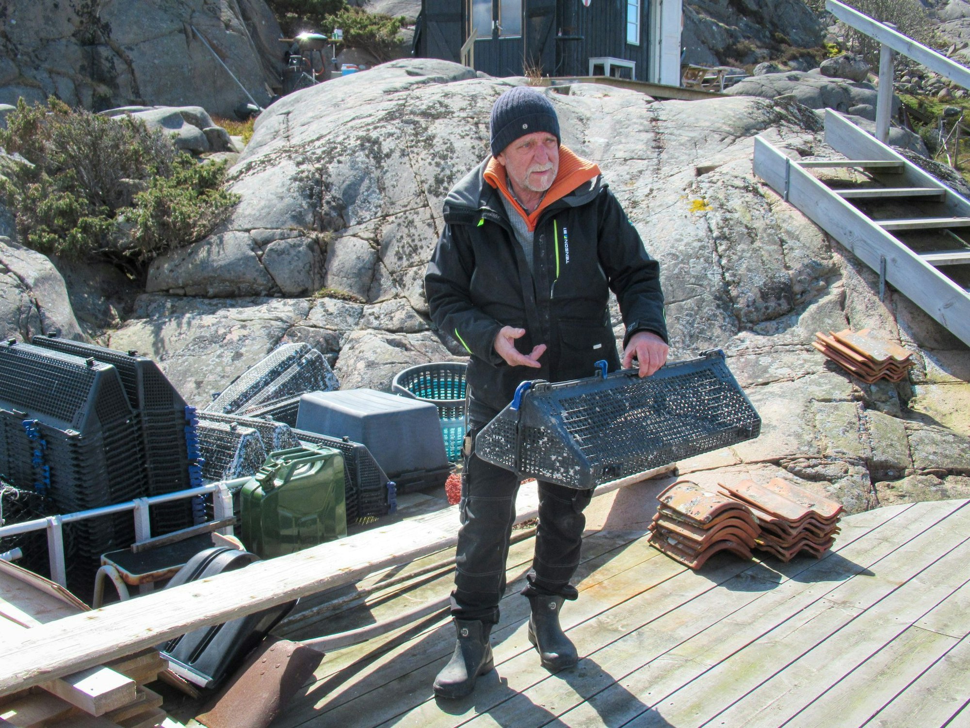 Lars Marstone züchtet seine Austern in stapelbaren Kästen mitten im Gullmarsfjord – dort, wo das Wasser klar, sauerstoffreich und voller Nährstoffe ist.
