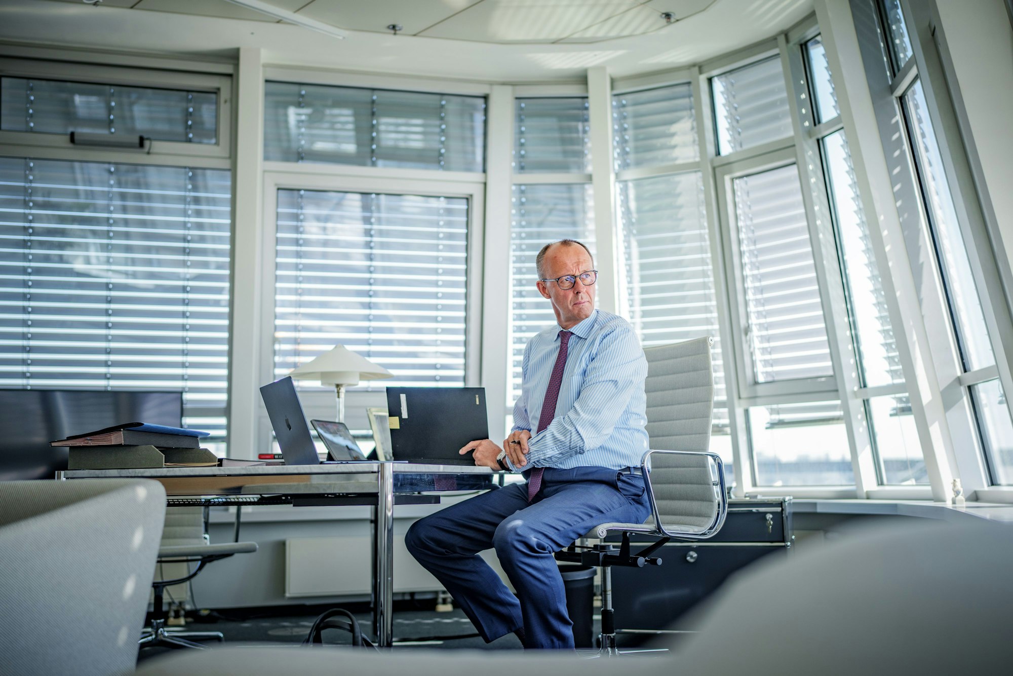 Berlin: Friedrich Merz, damals CDU-Bundesvorsitzender und CDU/CSU Fraktionsvorsitzender im Bundestag und designierter Spitzenkandidat der Union für die Bundestagswahl, aufgenommen bei einem Portraittermin in seinem Büro im Konrad-Adenauer Haus, der Bundesgeschäftsstelle der CDU.