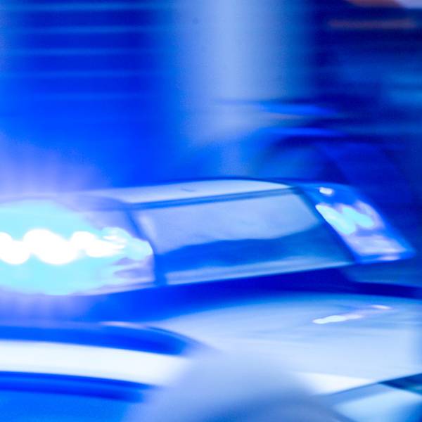 Ein Streifenwagen der Polizei ist mit Blaulicht im Einsatz.