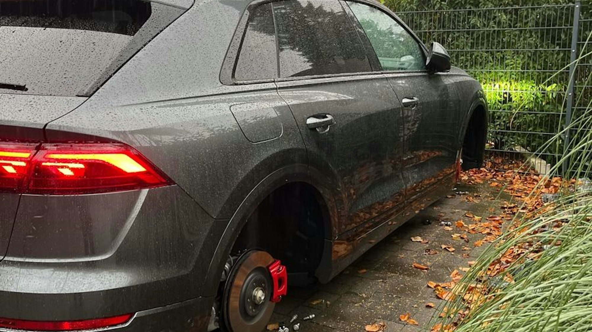 Ein aufgebockter Audi ohne Räder (Symbolbild)