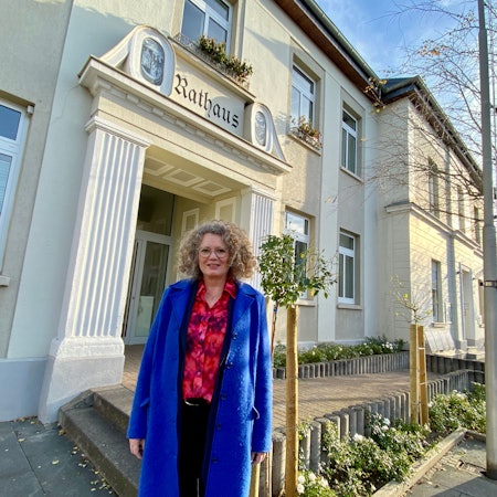 Anna-Katharina Horst steht vor dem Weilerswister Rathaus.