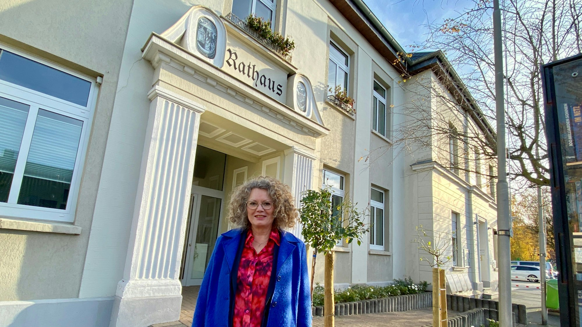 Anna-Katharina Horst steht vor dem Weilerswister Rathaus.