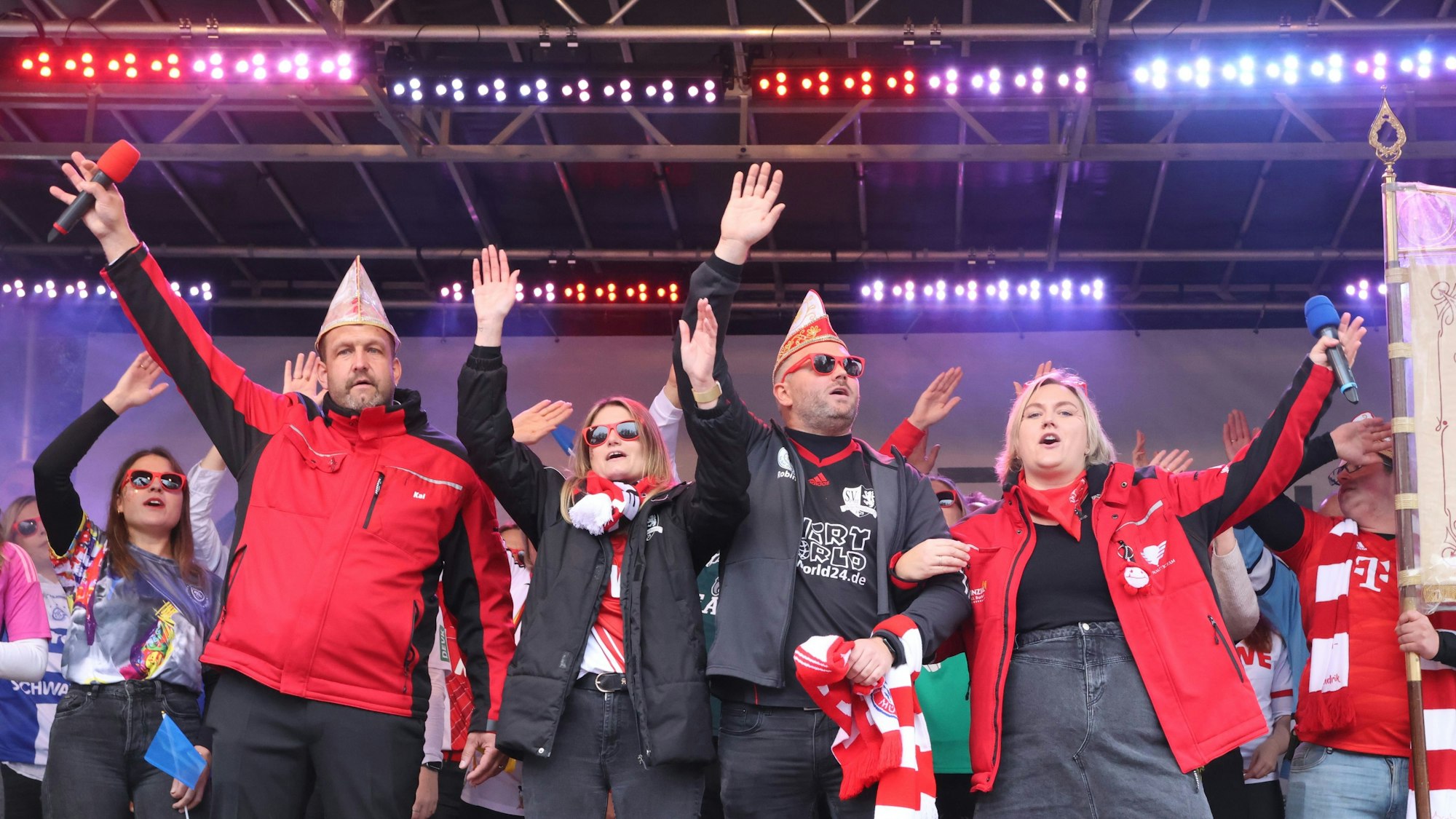 Das designierte Prinzenpaar Robin und Lisa (M.) hat den ersten Auftritt auf einer Bühne.