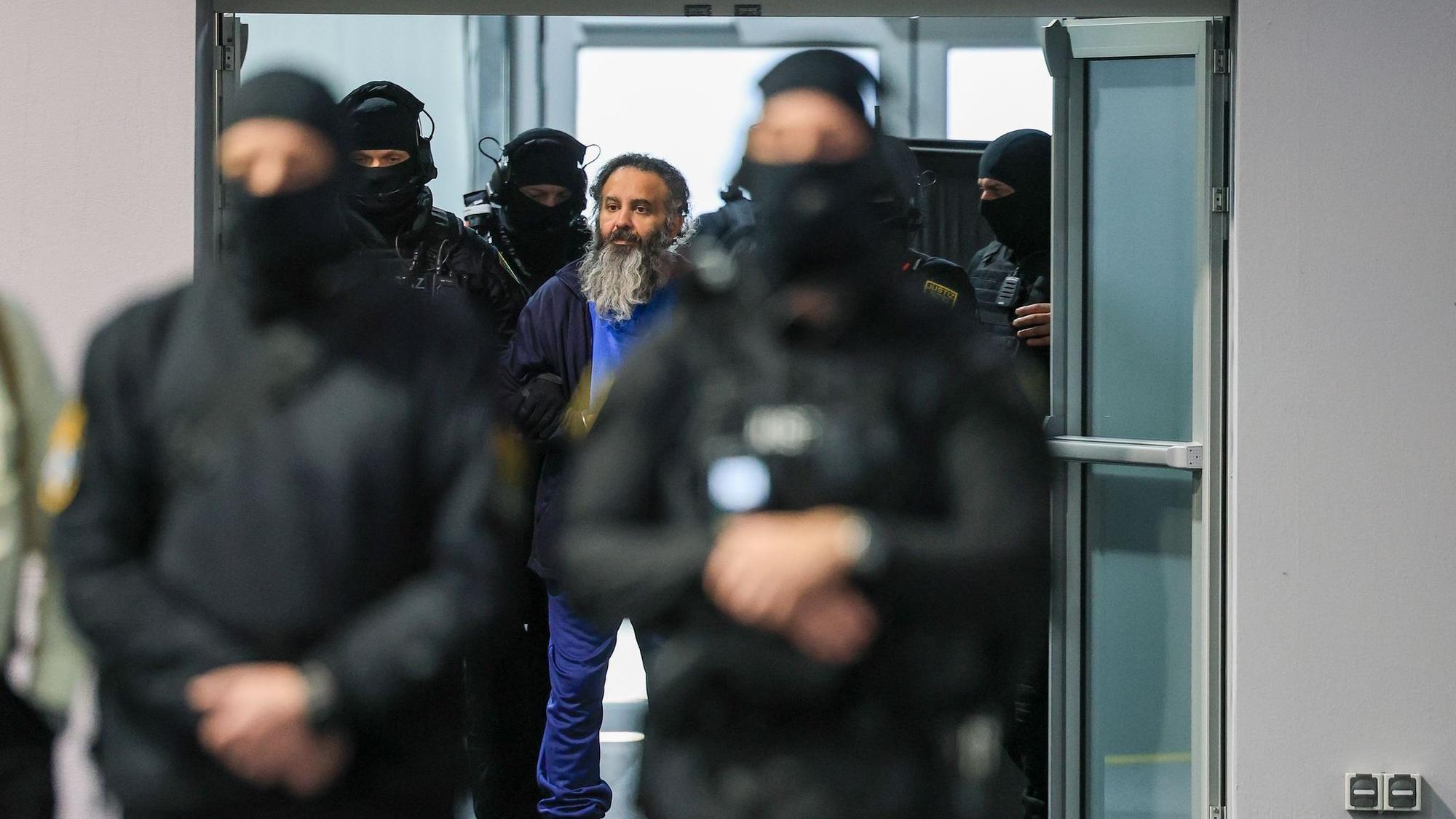 Der Angeklagte Taleb al-Abdulmohsen wird nach einer Pause wieder in den Gerichtssaal im temporären Gerichtsgebäude des Landgerichtes Magdeburg geführt.