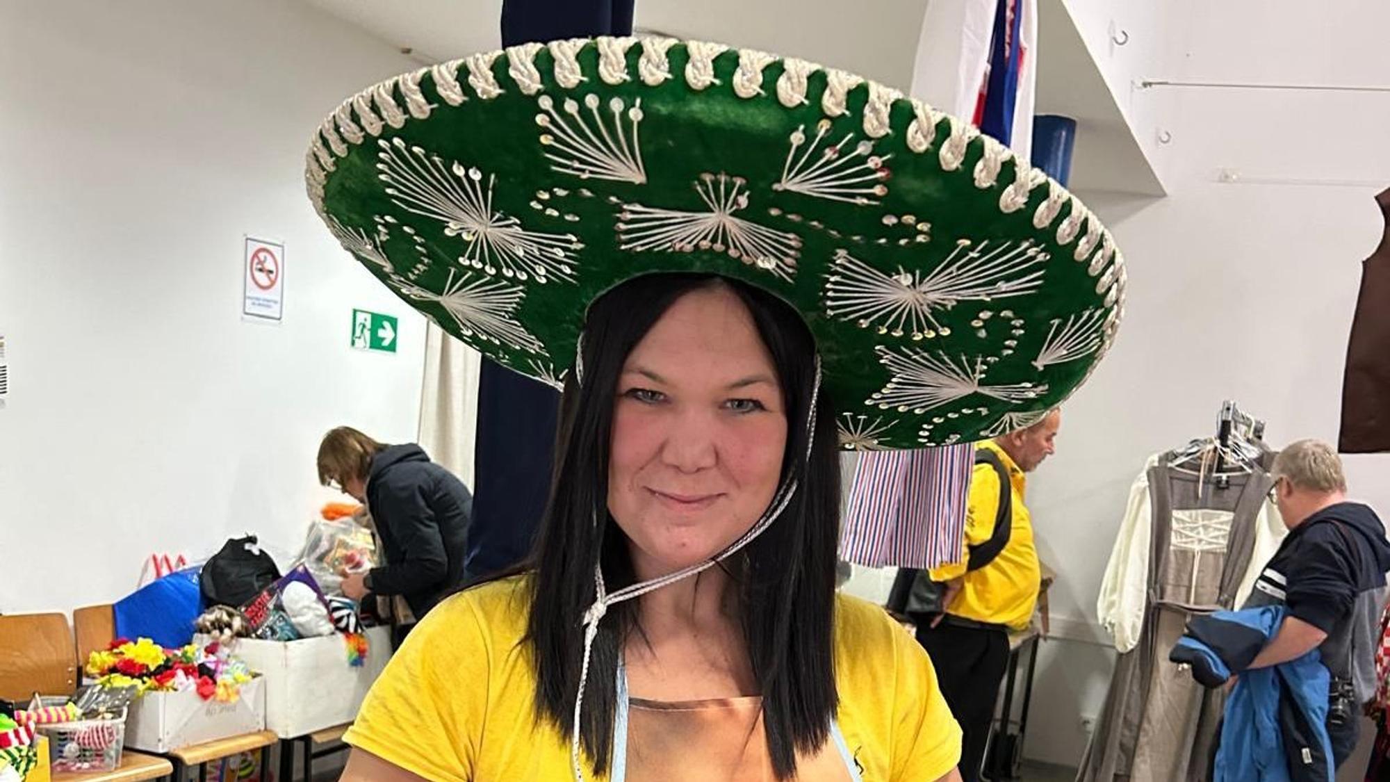 Der Sombrero: Jacqueline Zehnpfennig von der KG Siegburger Ehrengarde zeigt ein Highlight des Karnevalsbasars.