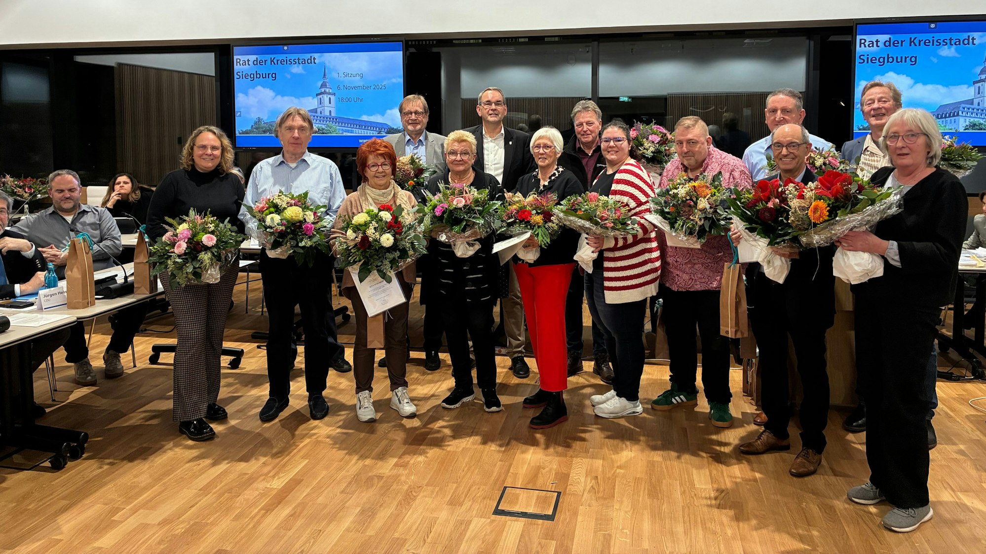 Konstituierende Sitzung des Siegburger Rats im frisch sanierten Ratssaal, Bürgermeister Stefan Rosemann verabschiedet langjährige Ratsmitglieder