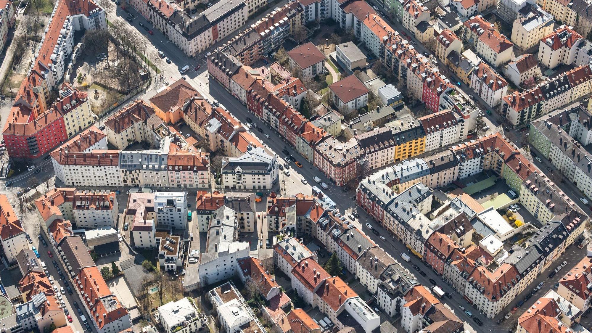 Die Immobilienpreise ziehen wieder an, in Metropolen wie hier in München bleibt die Lage angespannt. (Archivbild)