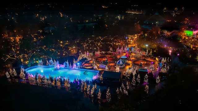 Im Dunkeln erstrahlt der Freizeitpark Efteling im besonderen Glanz.