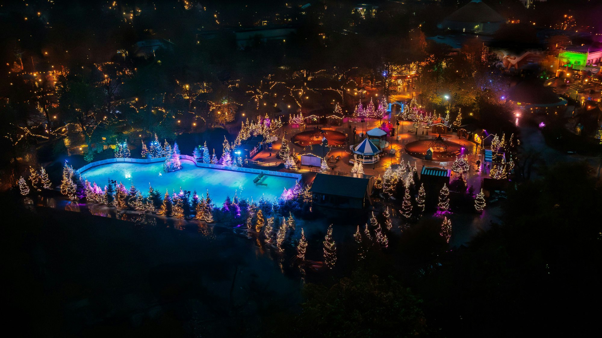 Im Dunkeln erstrahlt der Freizeitpark Efteling im besonderen Glanz.