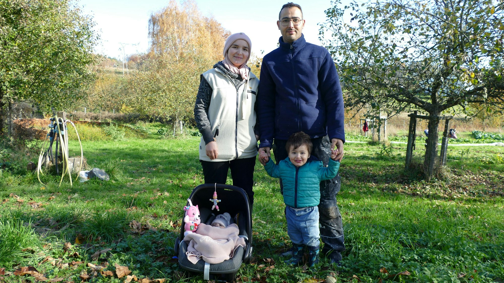 Naima Farhane und Abdelali Hadri mit ihren Kindern Aischa in der Baby-Trage und Alaa an der Hand seines Vaters.