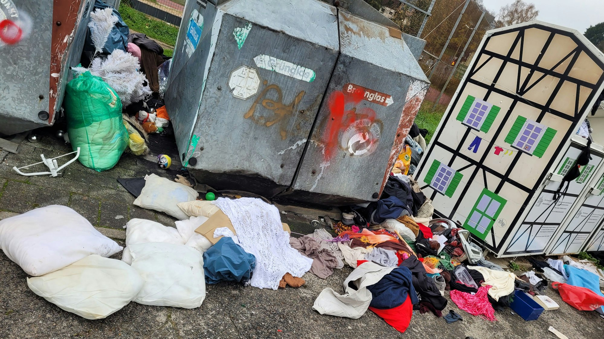 Das Foto zeigt den Containerplatz an der Olpener Straße in Kürten