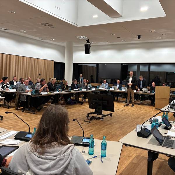 Konstituierende Sitzung des Siegburger Rats im frisch sanierten Ratssaal, Bürgermeister Stefan Rosemann verabschiedet langjährige Ratsmitglieder