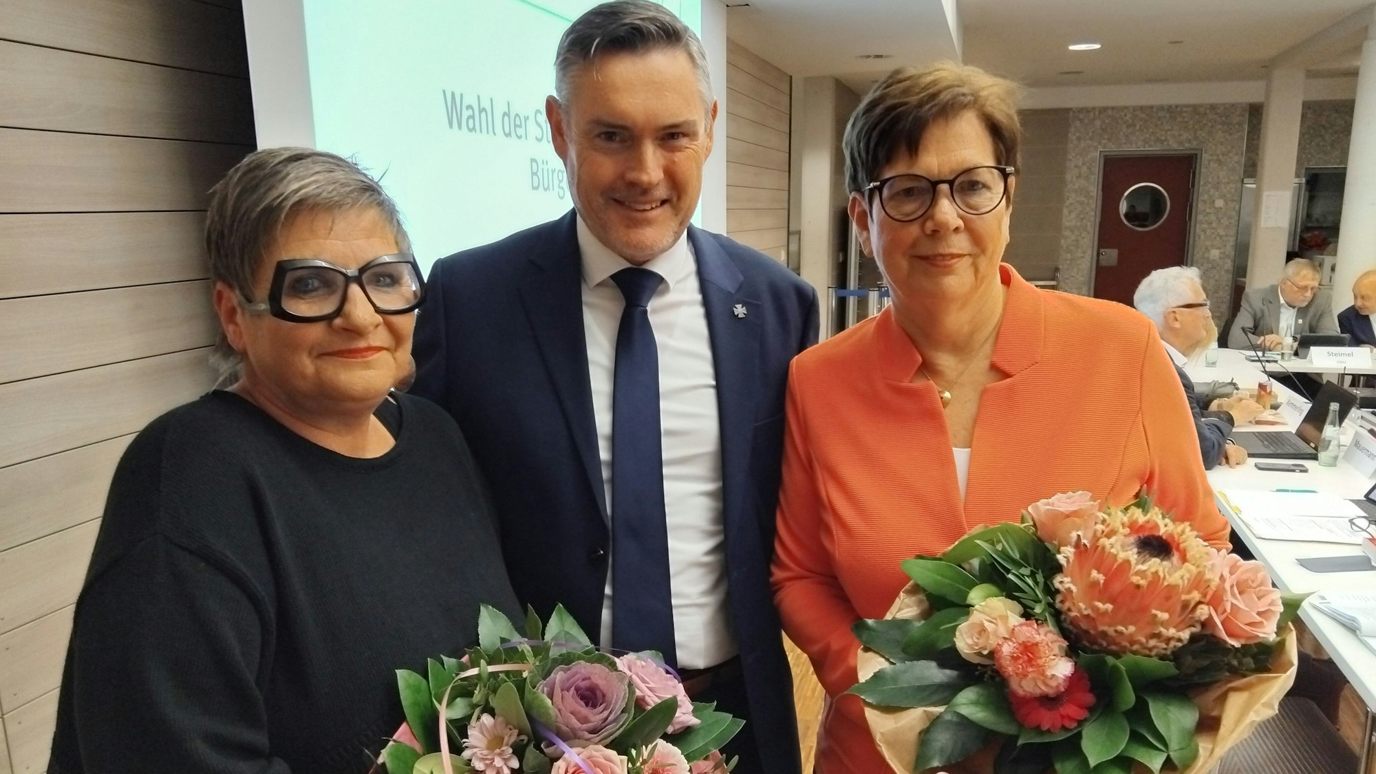 Bürgermeister Karsten Schäfer gratulierte den neuen Vize-Bürgermeisterinnen Jutta Manstein (CDU, r.) und Katja Ruiters (SPD).
