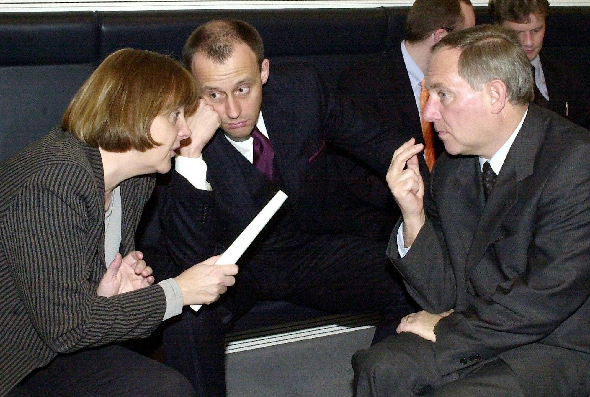Frankfurt-Archiv: Die damalige CDU-Generalsekretärin Angela Merkel unterhält sich am 14.03.2000 vor Beginn einer Fraktionssitzung im Berliner Reichstag mit dem CDU/CSU-Fraktionsvorsitzenden Friedrich Merz (M) und dem damaligen amtierenden CDU-Vorsitzenden Wolfgang Schäuble.