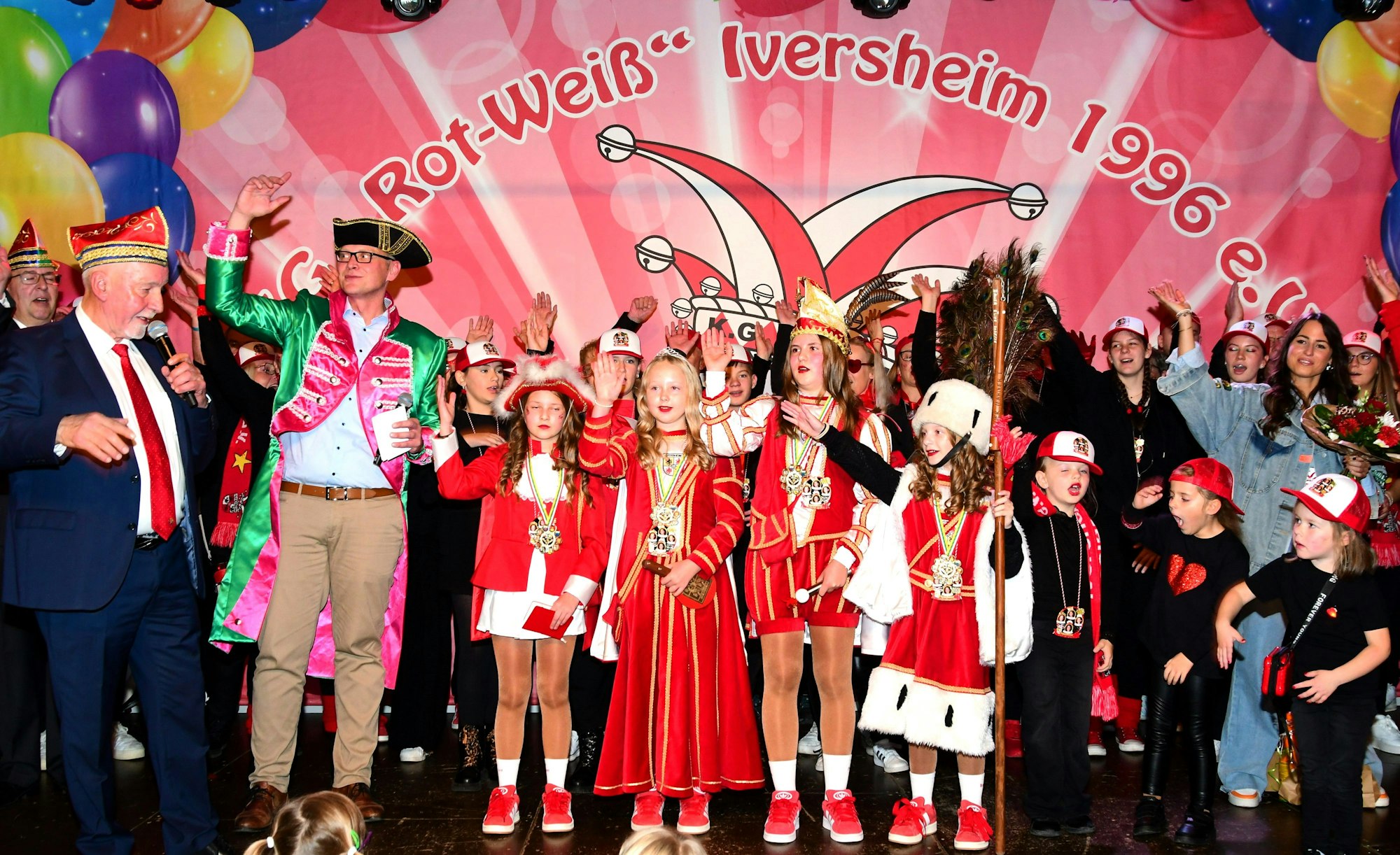 Vier Kinder in Regentenkostümen stehen neben dem Bürgermeister, der als Pirat verkleidet ist.