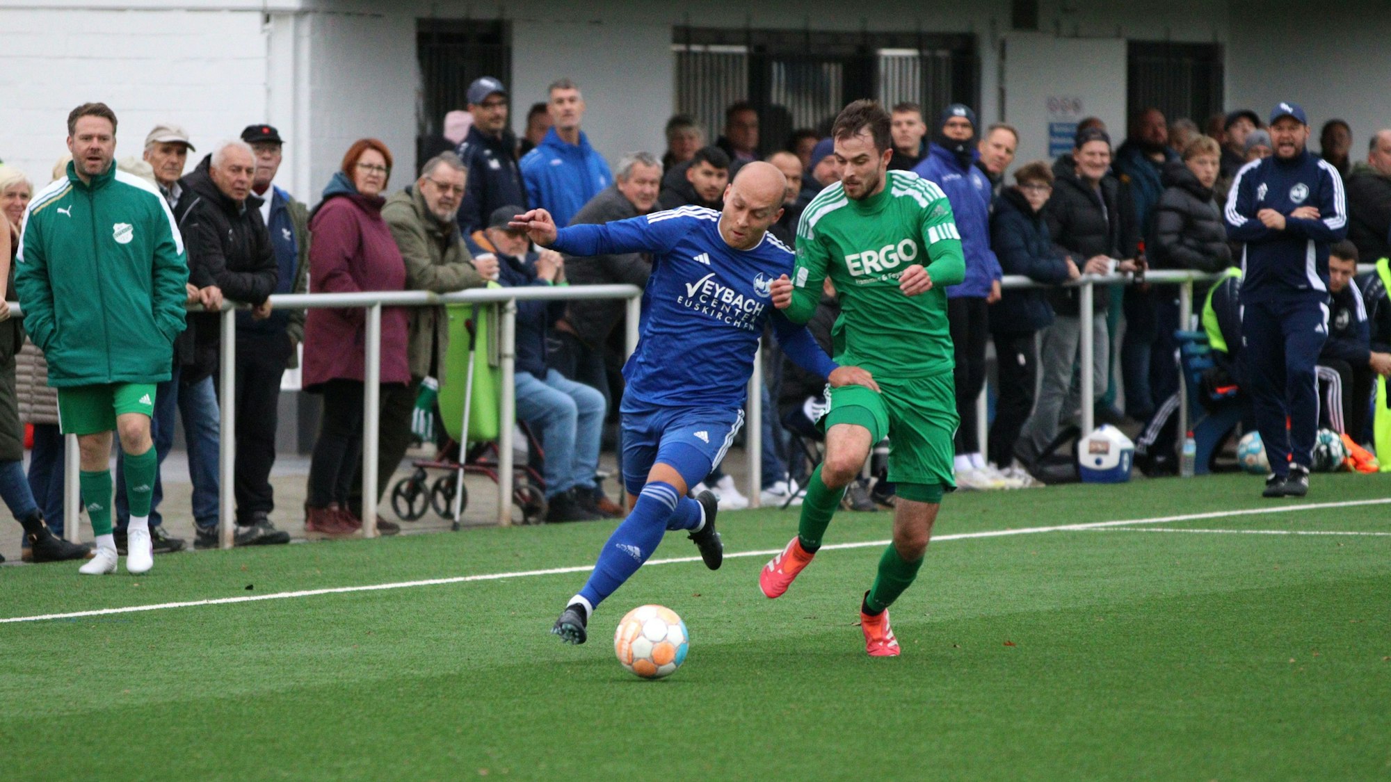 Vor den Trainerbänken liefern sich Felix Kortholt und Nils Knebel ein Laufduell.