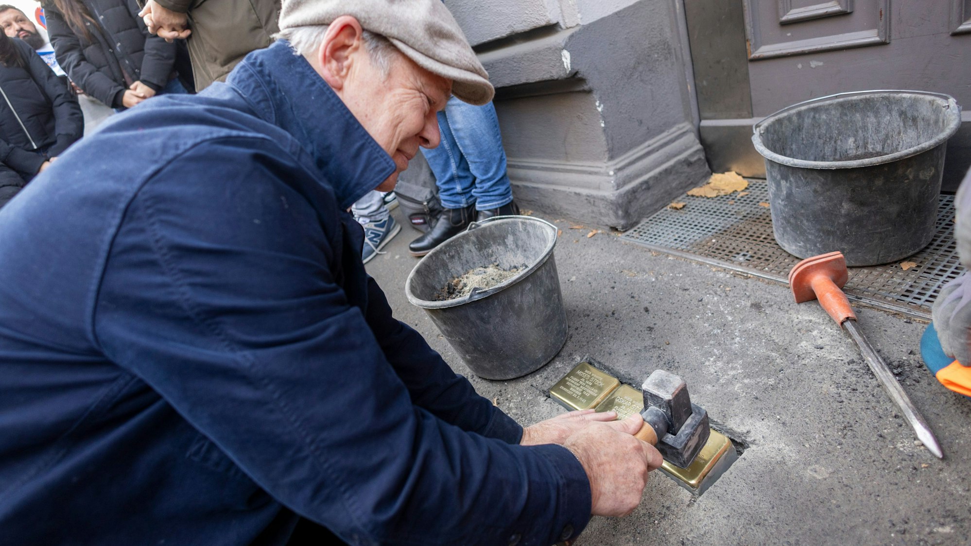 Das Kölner Ehepaar Moses und Nanni Stock wurde in Polen von den Nazis ermordert. Vor der Tür ihres Kölner Zuhauses erinnern nun drei Stolpersteine an sie und ihre Familie.