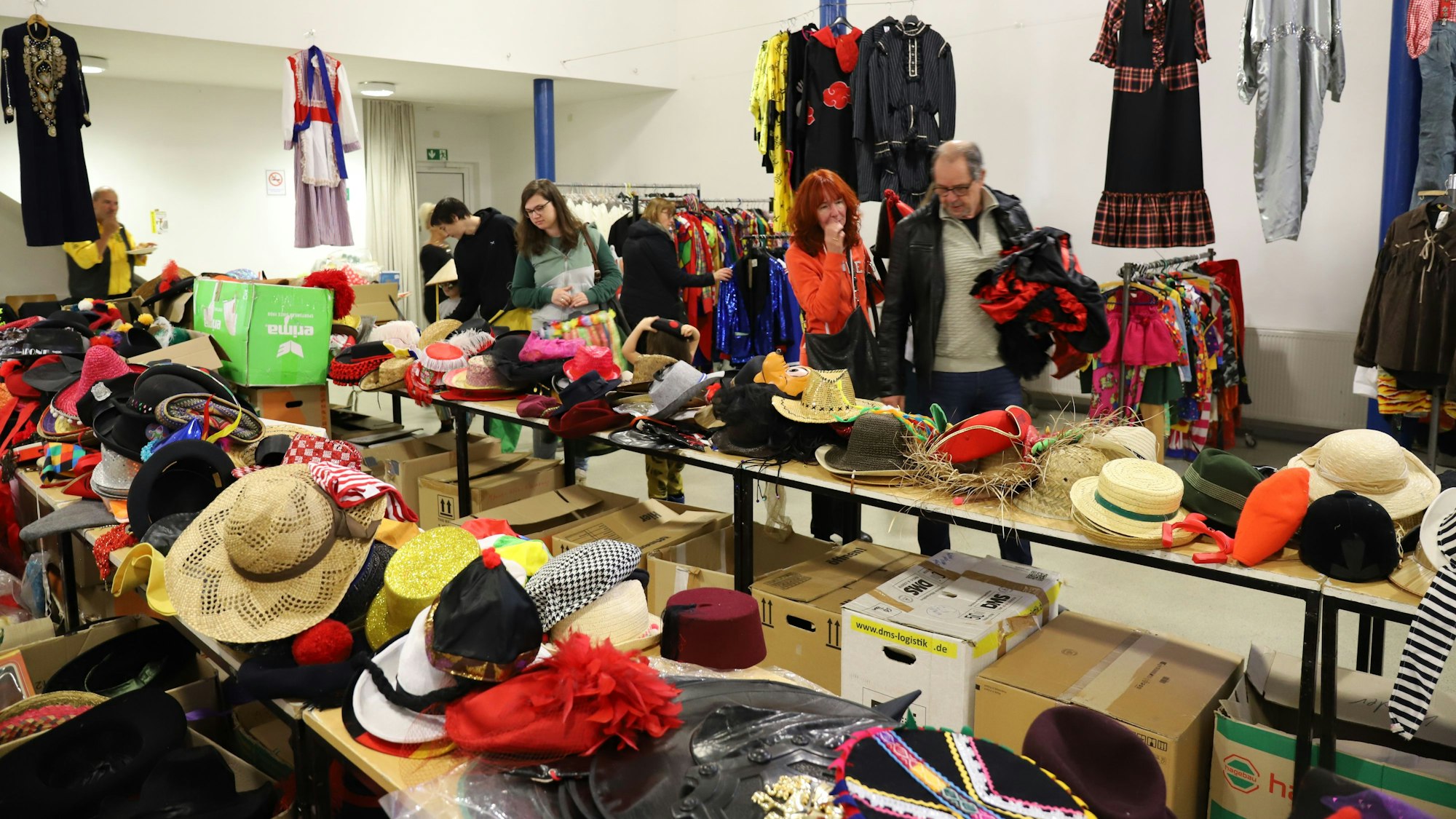 Die KG Ehrengarde aus Siegburg veranstaltete zum 18. Mal den Kostümbasar zu Gunsten der Altenhilfe der Rundschau in Siegburg-Kaldauen.