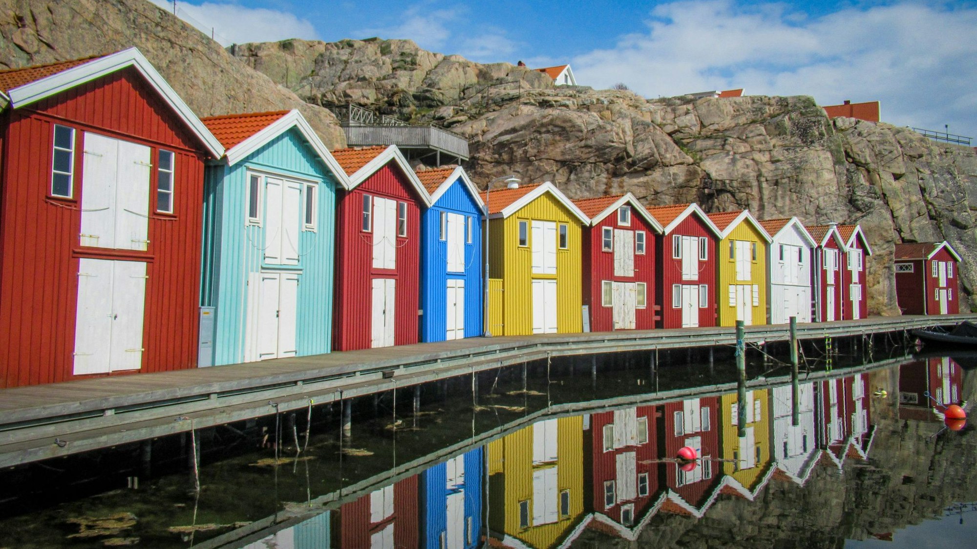 Smögen an der schwedischen Westküste: Die bunten Holzhäuser am Hafen sind das Wahrzeichen des Fischerörtchens – und Ausgangspunkt für Linneas Algensafari.