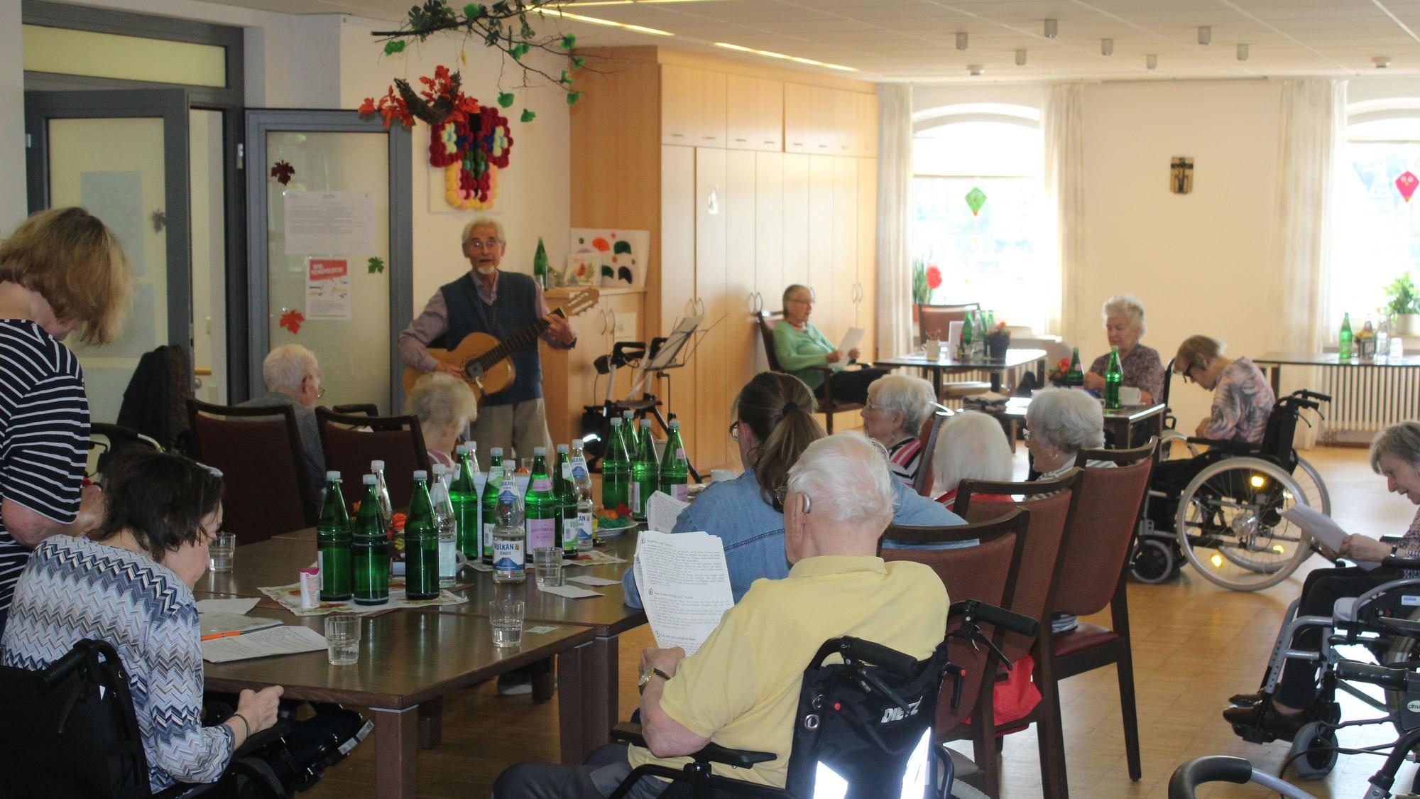 Willi Potthoff beim gemeinsamen Singen im Caritas-Altenzentrum St. Heribert in Deutz.