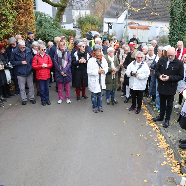 Das Foto zeigt Teilnehmer einer Gedenkfeier anlässlich der Reichspogromnacht.