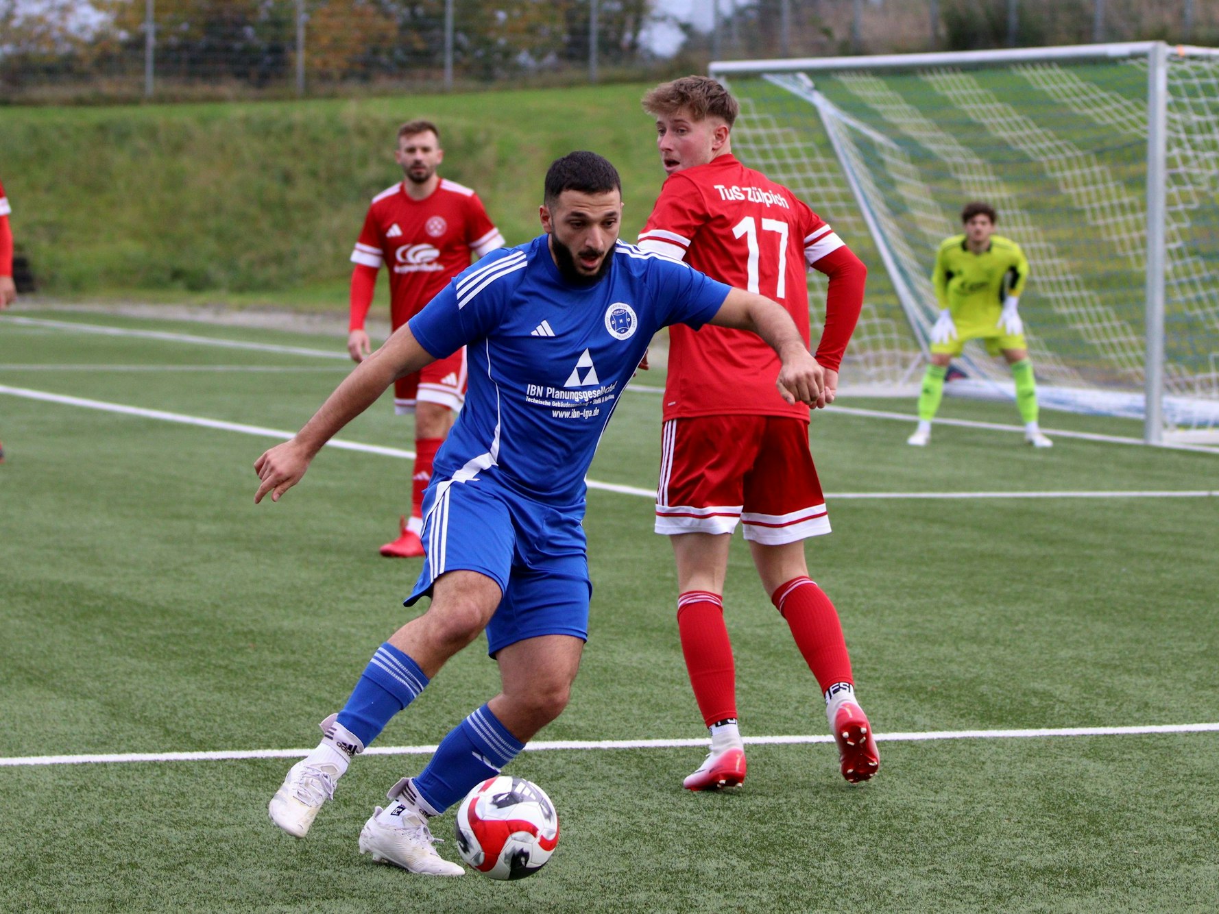 Youssef Khabbuz am Ball. Er hat seinen Gegenspieler ausgetanzt, der mit dem Rücken zu ihm steht.