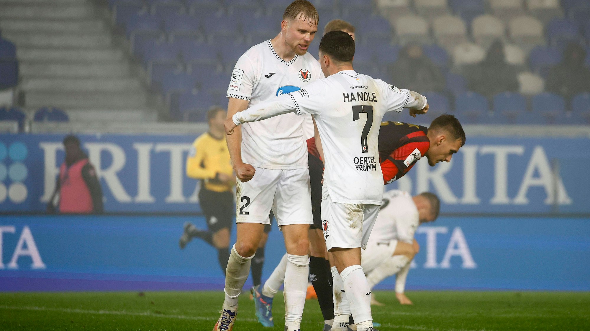 09.11.2025, xavx, Fussball 3.Liga, SV Wehen Wiesbaden - FC Viktoria Köln v.l. Lars Dietz FC Viktoria Köln, Simon Handle FC Viktoria Köln jubeln / jubelt nach Spielende. DFL/DFB REGULATIONS PROHIBIT ANY USE OF PHOTOGRAPHS as IMAGE SEQUENCES and/or QUASI-VIDEO Wiesbaden *** 09 11 2025, xavx, Soccer 3 Liga, SV Wehen Wiesbaden FC Viktoria Köln v l Lars Dietz FC Viktoria Köln , Simon Handle FC Viktoria Köln cheers after the end of the match DFL DFB REGULATIONS PROHIBIT ANY USE OF PHOTOGRAPHS as IMAGE SEQUENCES and or QUASI VIDEO Wiesbaden
