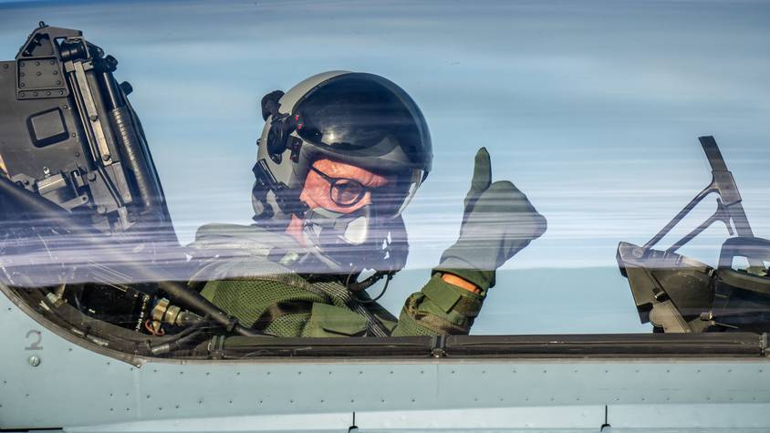Friedrich Merz, damals CDU-Bundesvorsitzender und CDU/CSU Fraktionsvorsitzender im Bundestag, sitzt im Cockpit eines Eurofighters der Bundeswehr.
