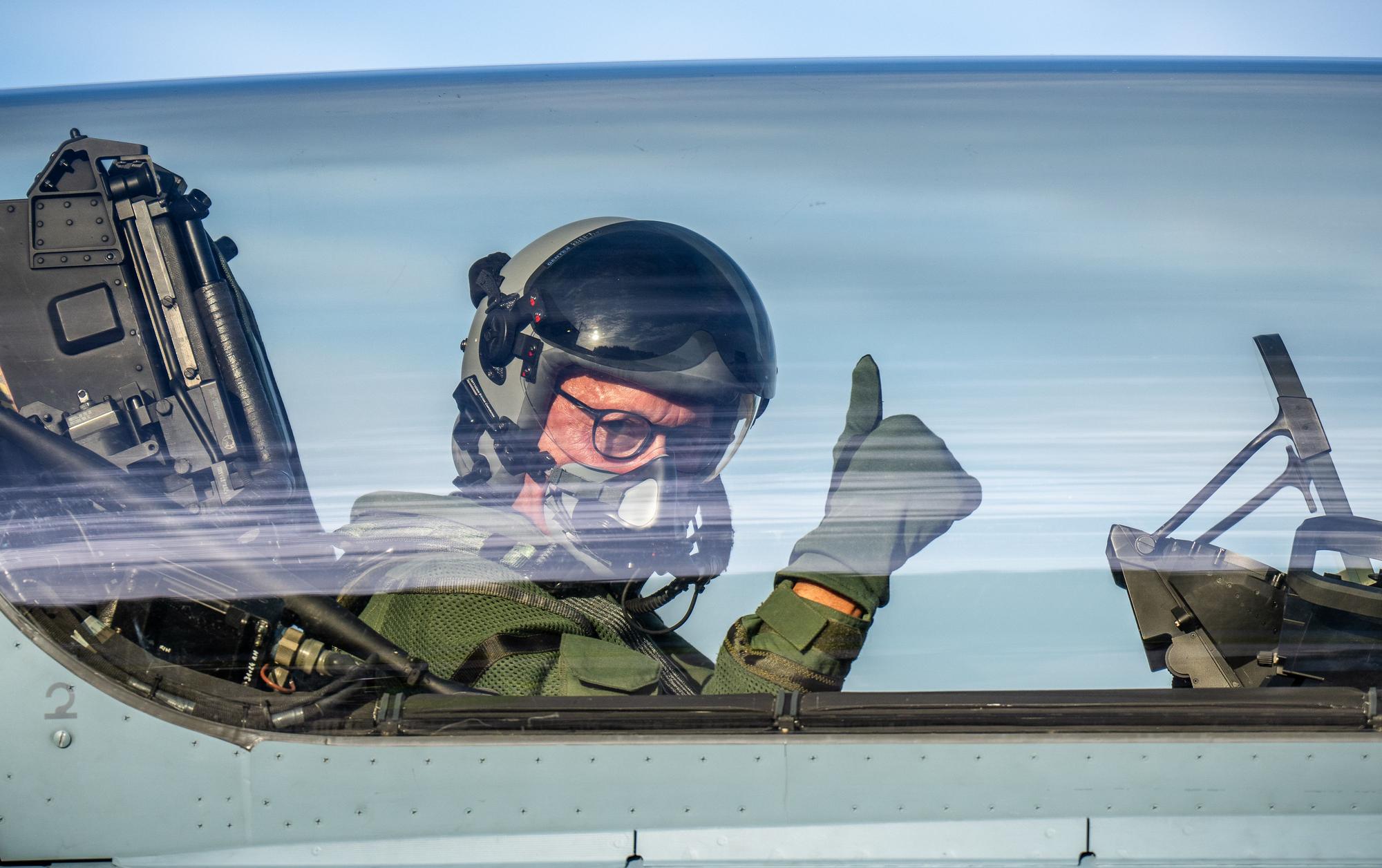 Friedrich Merz, damals CDU-Bundesvorsitzender und CDU/CSU Fraktionsvorsitzender im Bundestag, sitzt im Cockpit eines Eurofighters der Bundeswehr.