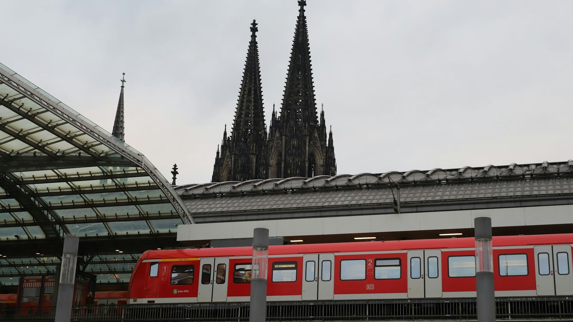 Am Kölner Hauptbahnhof sind die Zugänge zum Hauptbahnhof gesperrt. (Archivbild)