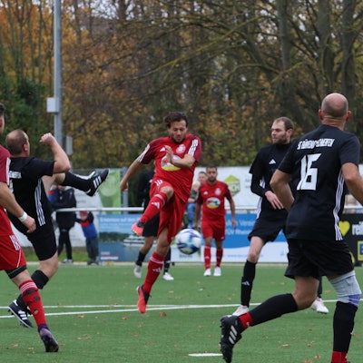 Ein Torschuss von der Strafraumkante, den die Gegenspieler nicht verhindern können, führt zum Sieg.