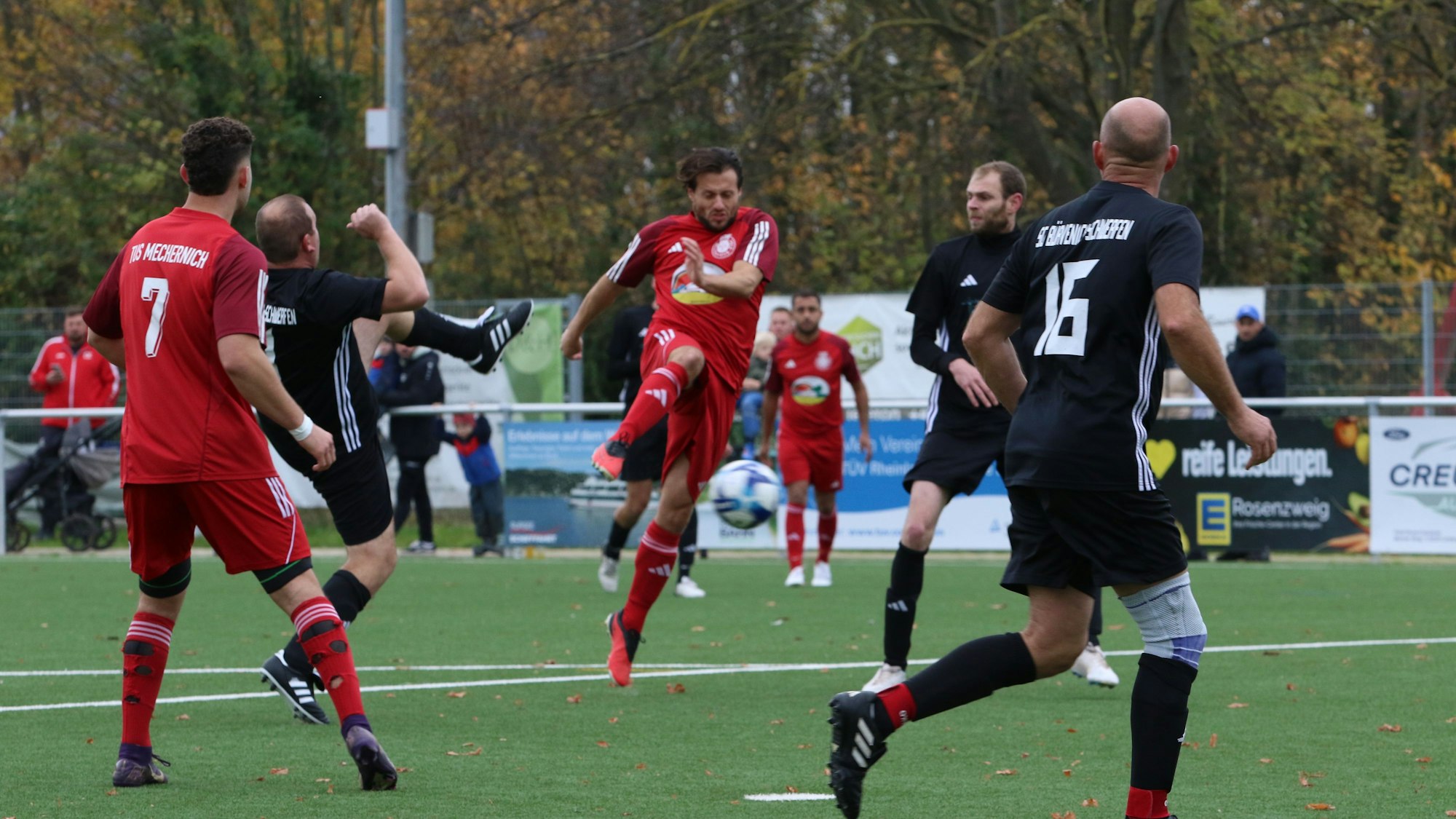 Ein Torschuss von der Strafraumkante, den die Gegenspieler nicht verhindern können, führt zum Sieg.