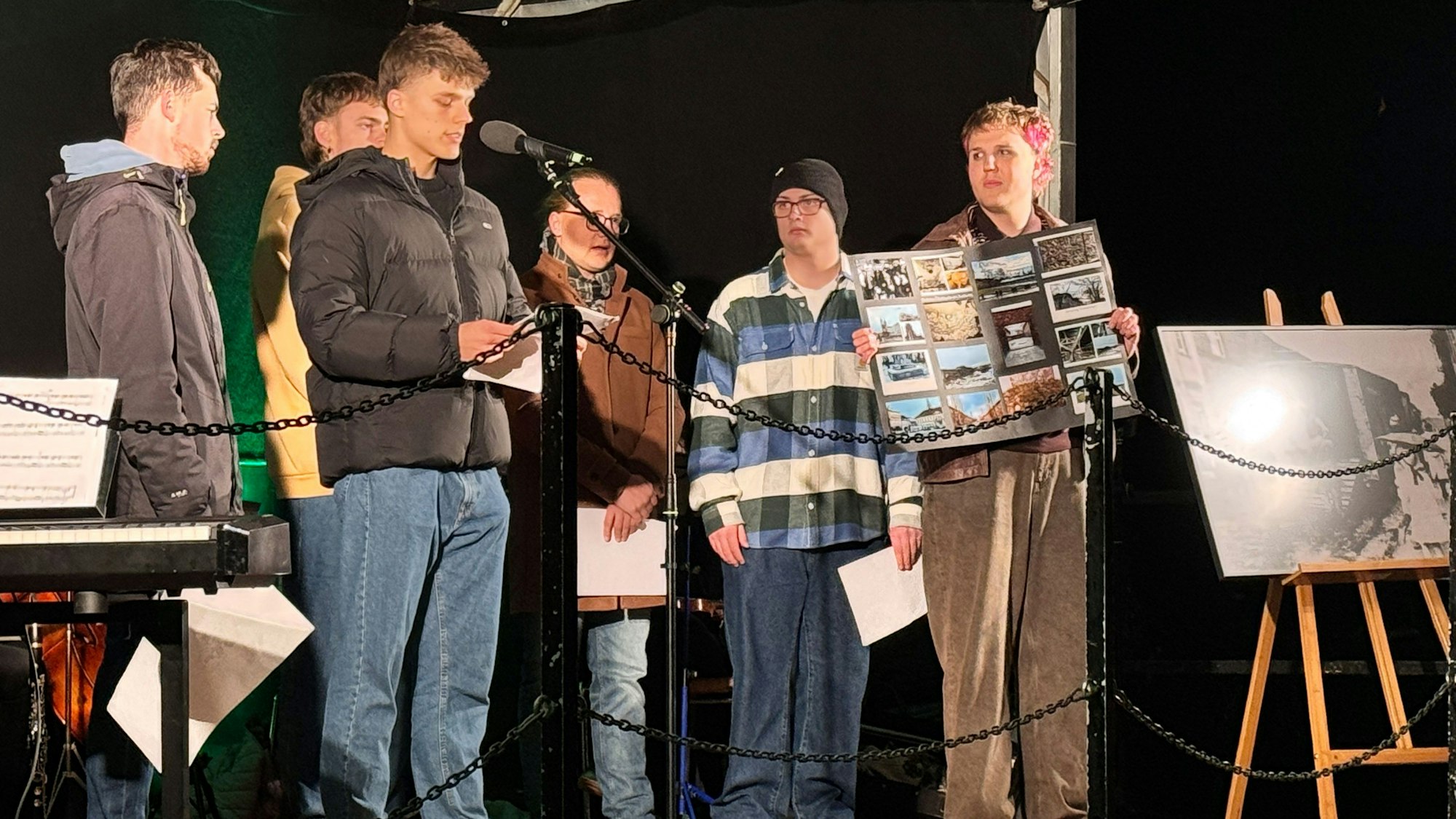 Schüler stehen auf einer Bühne.