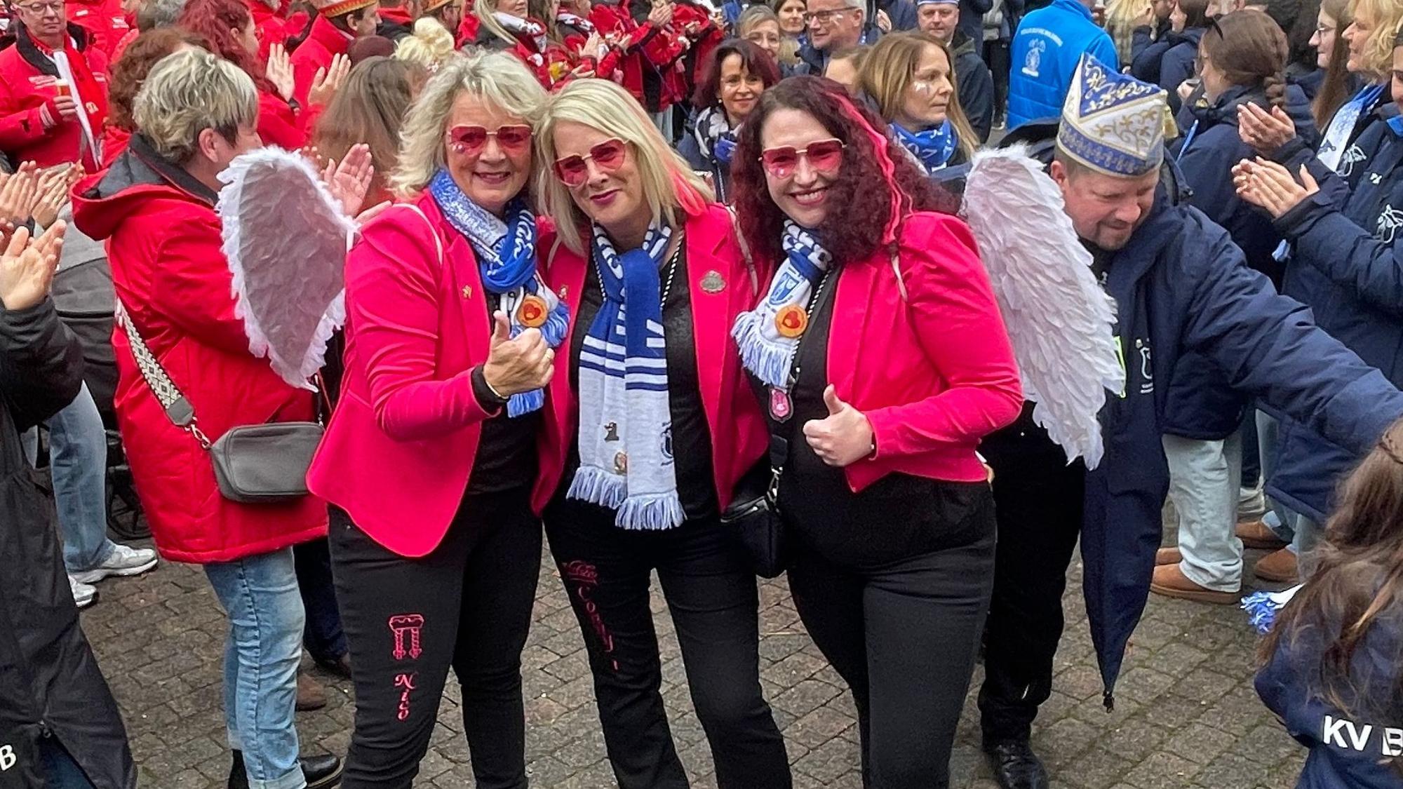 In pinkem Dress eröffneten (v.l.) Jungfrau Nico, Prinzessin Conny I. und Bäuerin Melli die neue Karnevalssession in Bielstein.
