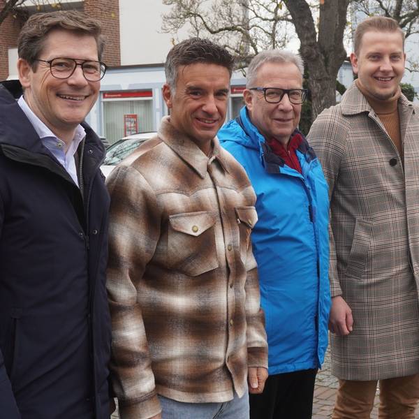 Das Foto zeigt vier Männer.