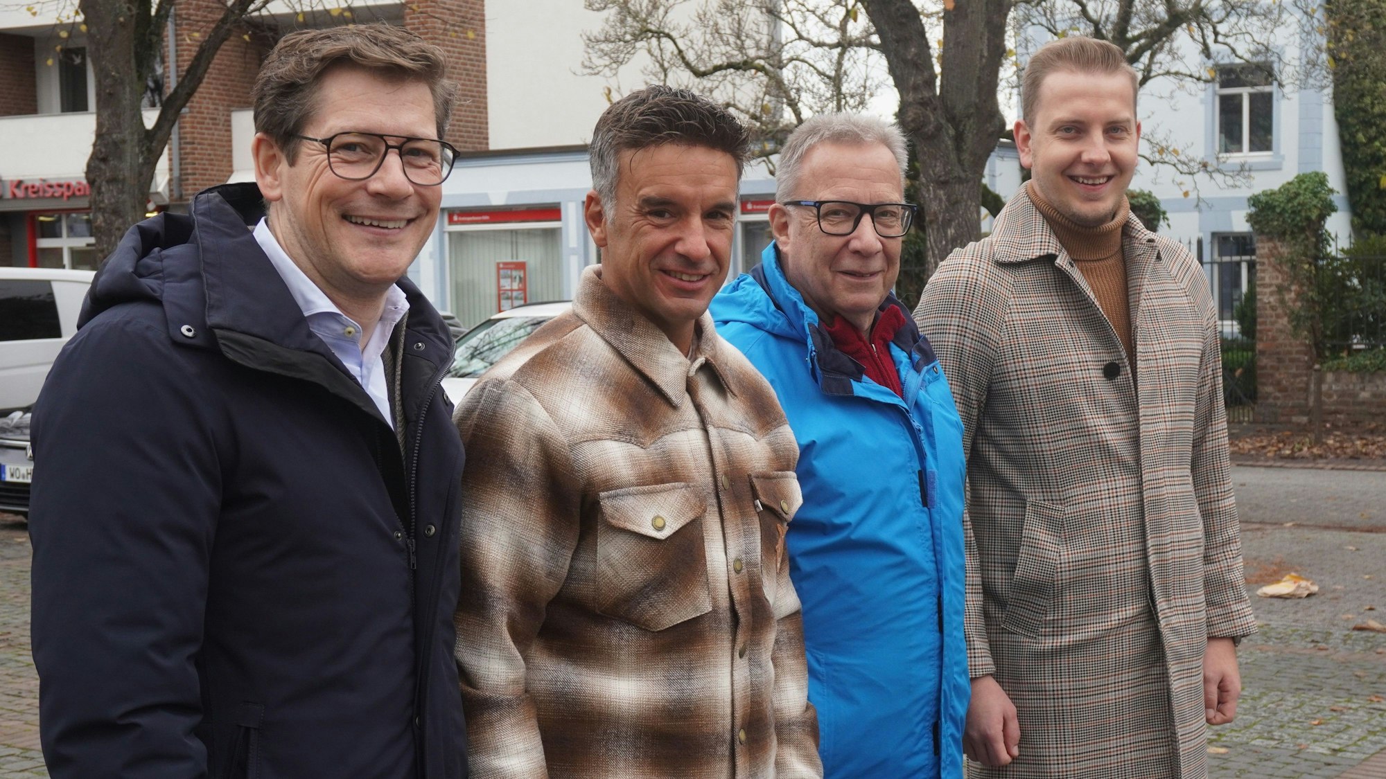 Das Foto zeigt vier Männer.