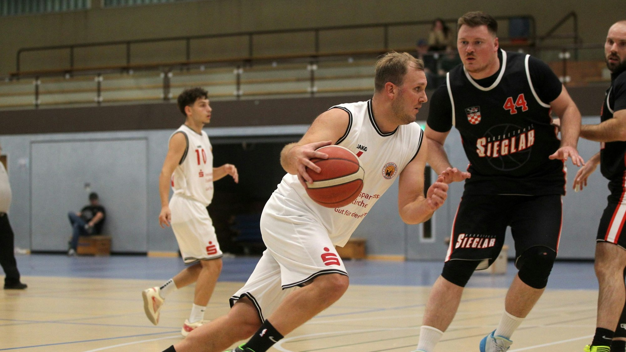 Christoph Gier wirft sich mit Ball in den Gegner hinein.