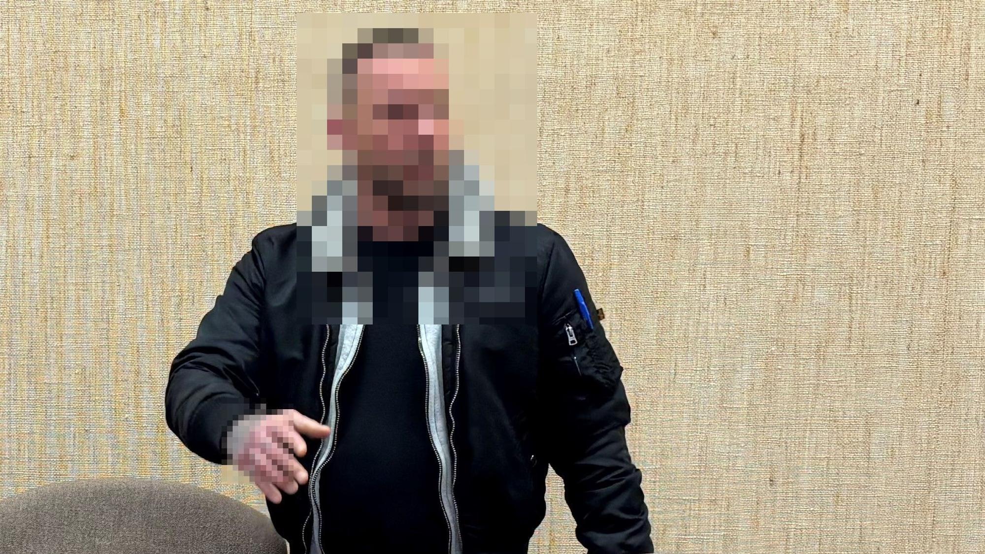 Ein Mann, mit verpixeltem Gesicht, vor Gericht.