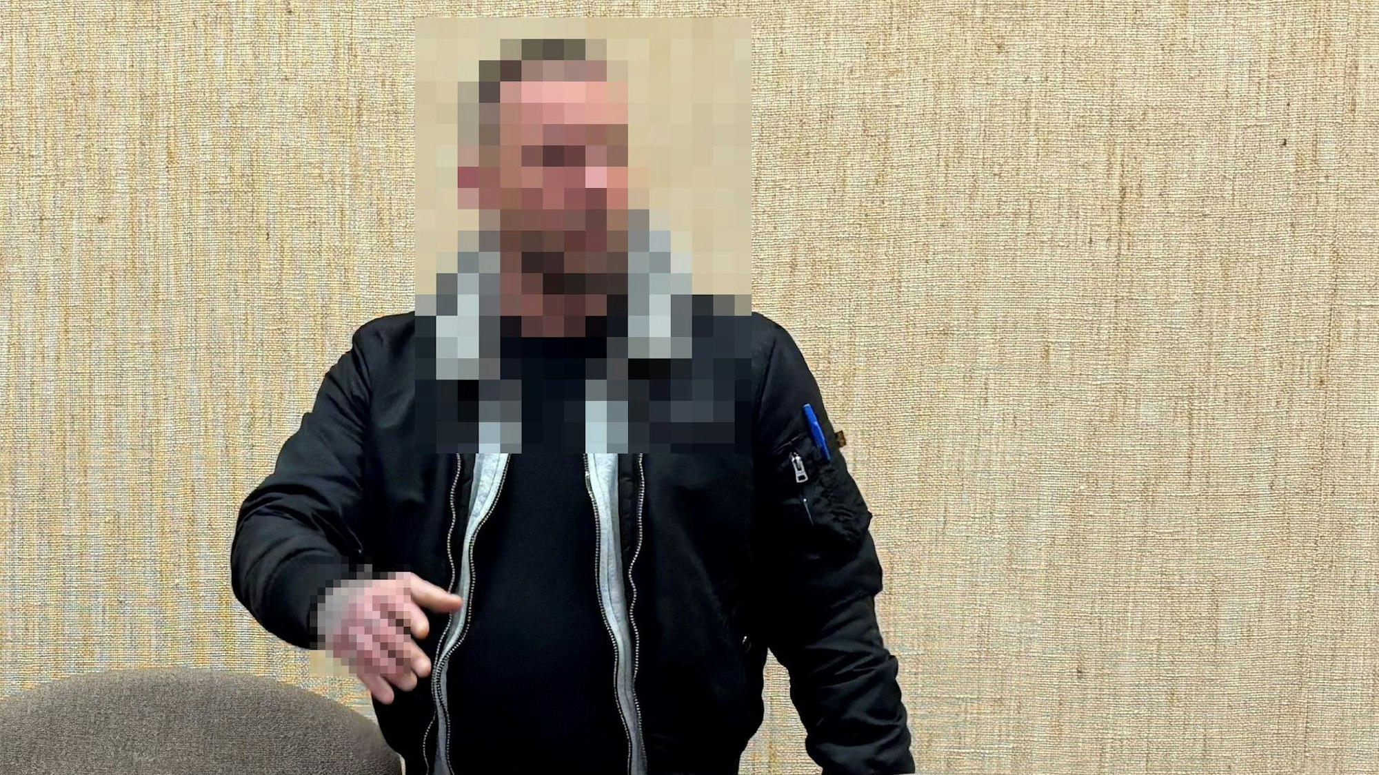 Ein Mann, mit verpixeltem Gesicht, vor Gericht.