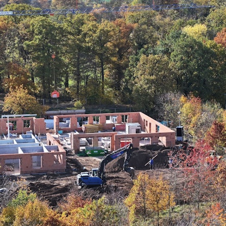 Eine Drohnenaufnahme von Baustelle, auf der die Außenmauern der Kita bereits stehen.