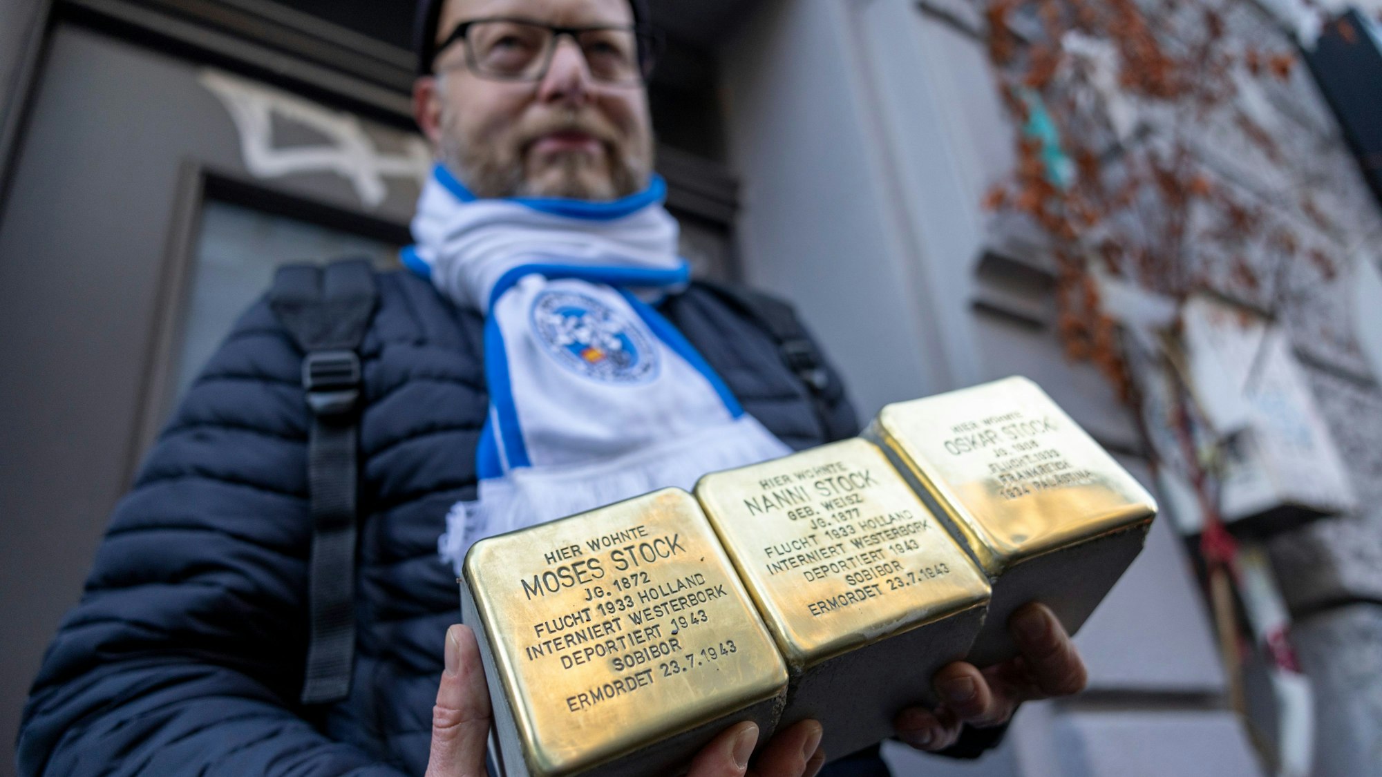 Vorstandsmitglied der Kippa Köpp Volker Scholz-Goldenberg präsentiert die Stolpersteine, die an einen der Wegbereiter für seinen Verein erinnern sollen.
