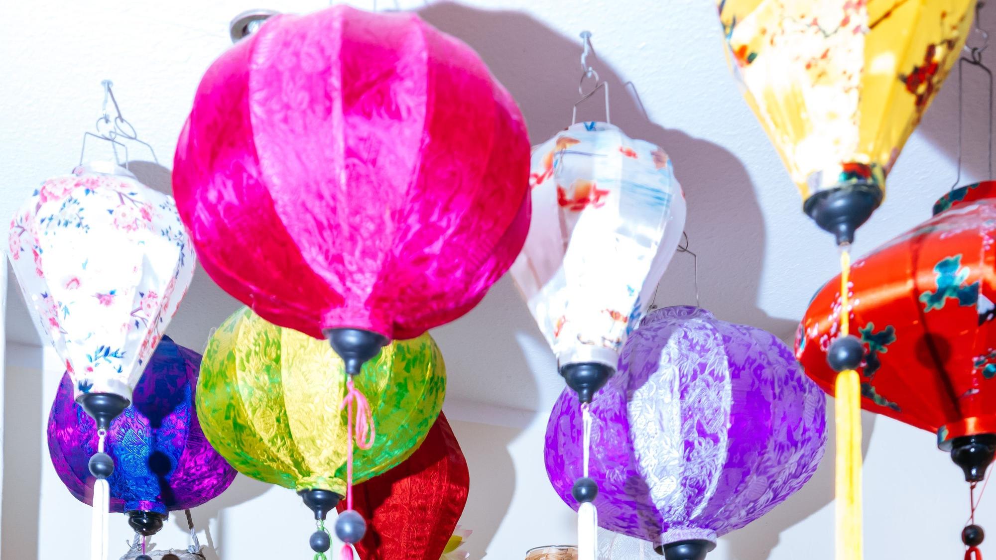 Von der Decke hängen bunte Lampions wie in der südvietnamesischen Hafenstadt Hoy An, den Heimatort des Ehepaares.