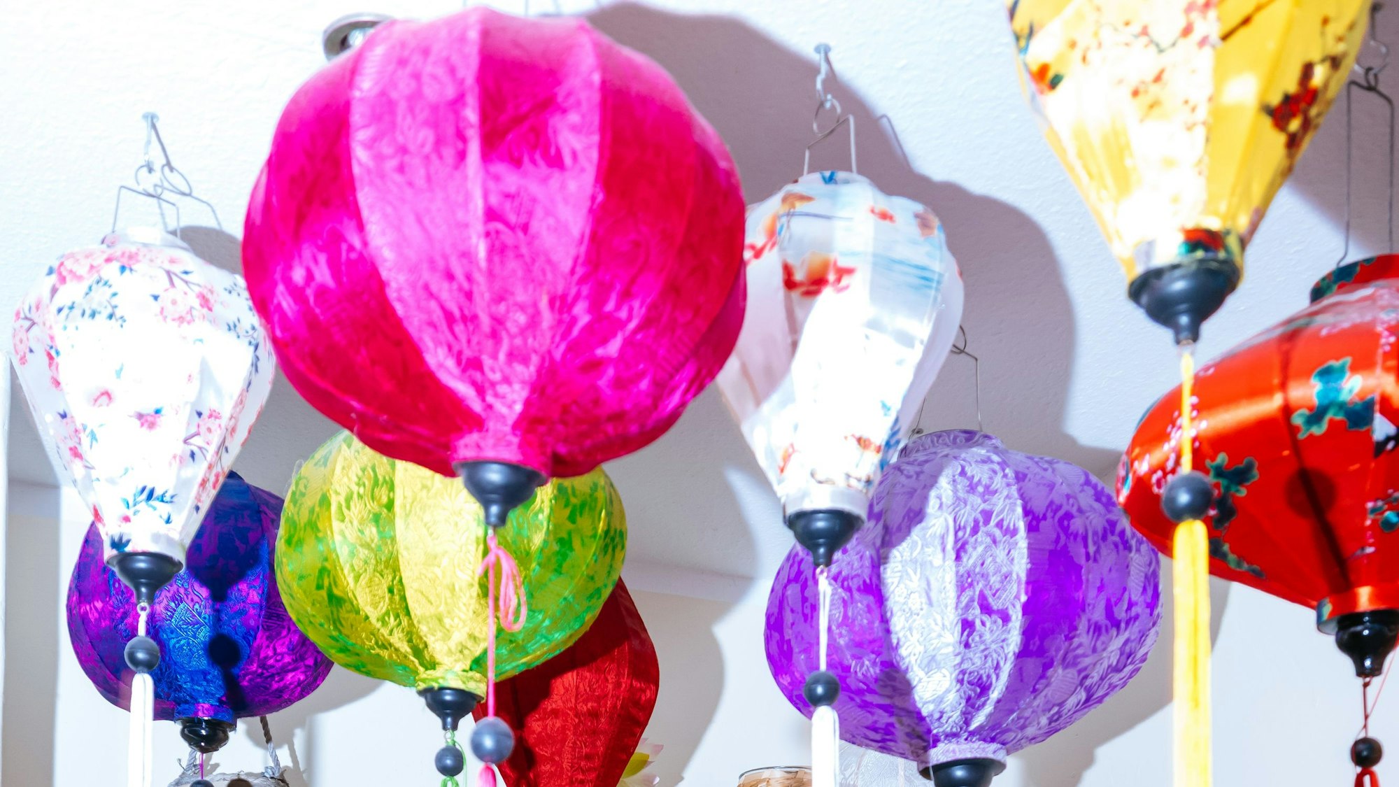 Von der Decke hängen bunte Lampions wie in der südvietnamesischen Hafenstadt Hoy An, den Heimatort des Ehepaares.