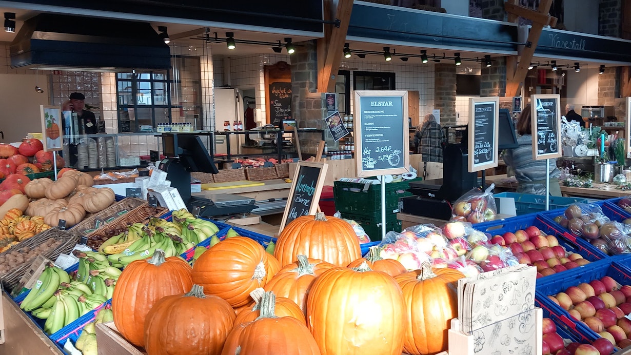 Vor dem Umbau: Warenauslage wie in einem Großmarkt, mit Kojen wie kleinen Geschäften für Fleisch- (links) und Käsetheke (rechts).