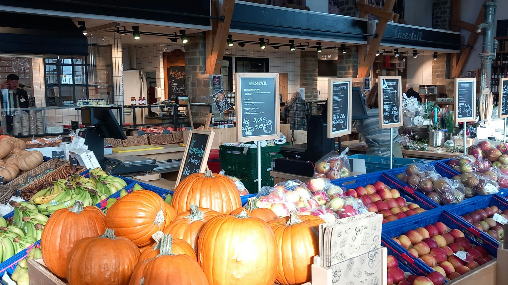 Vor dem Umbau: Warenauslage wie in einem Großmarkt, mit Kojen wie kleinen Geschäften für Fleisch- (links) und Käsetheke (rechts).